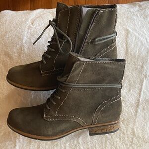 Earth Origins Dark Green Lace-Up Boots New Never Worn in Box